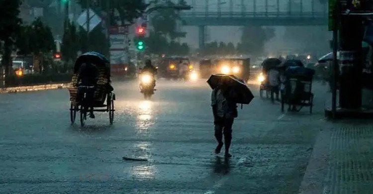 নভেম্বরের শুরুতেই ঢাকায় মুষলধারে বৃষ্টি, বিপাকে অফিসফেরত মানুষ